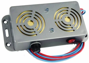 Profesionálny odpudzovač do auta proti kunám a potkanom + LED blesk A152